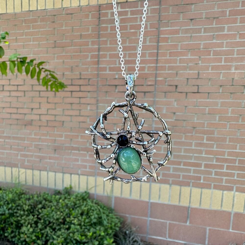 NEW Halloween Green Aventurine Spider Crawling Pendant Spider Necklace